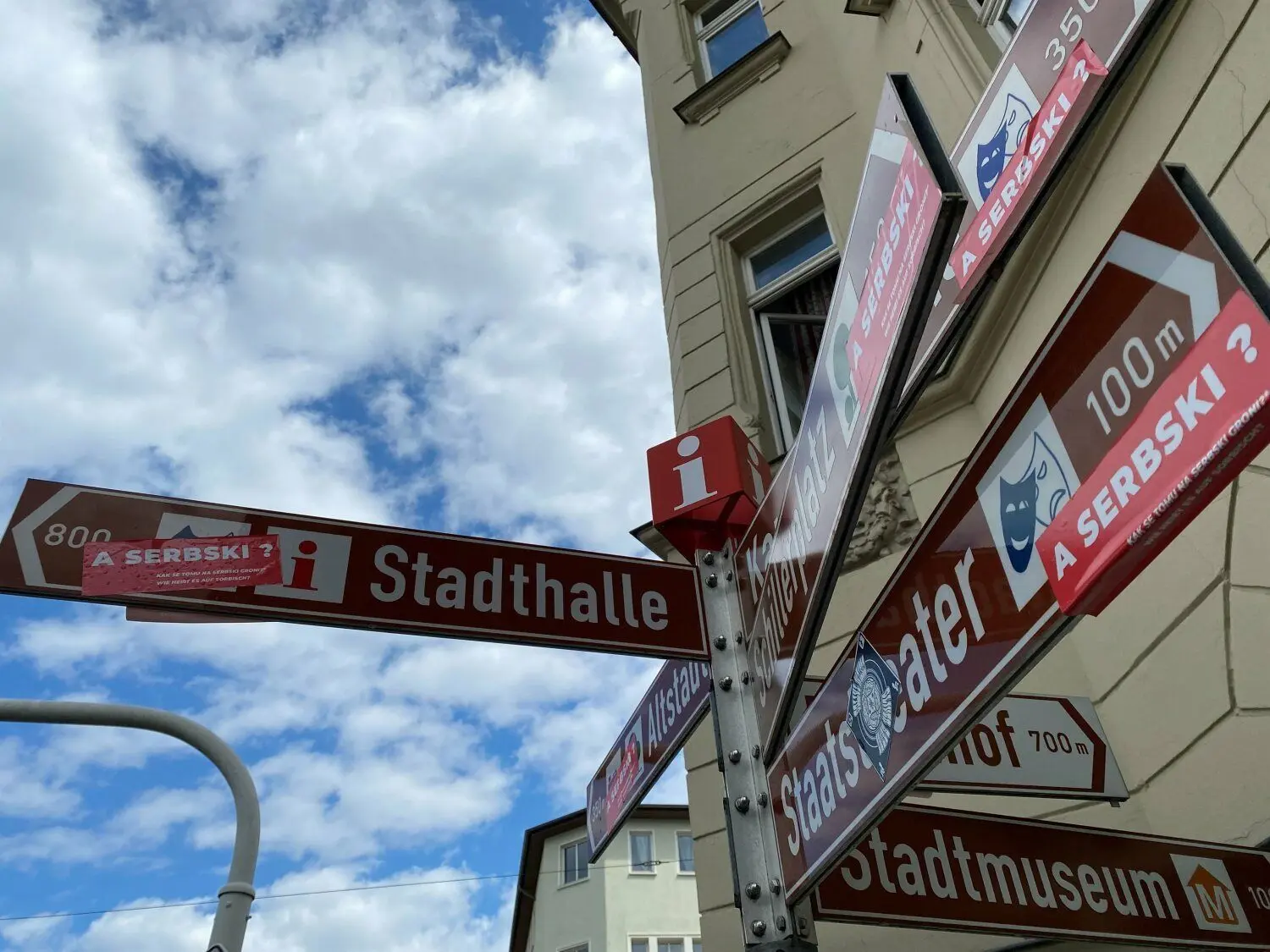 Unbekannte haben in der Cottbuser Innenstadt Aufkleber verteilt. Darauf steht: A serbsky? - Auf Sorbisch?