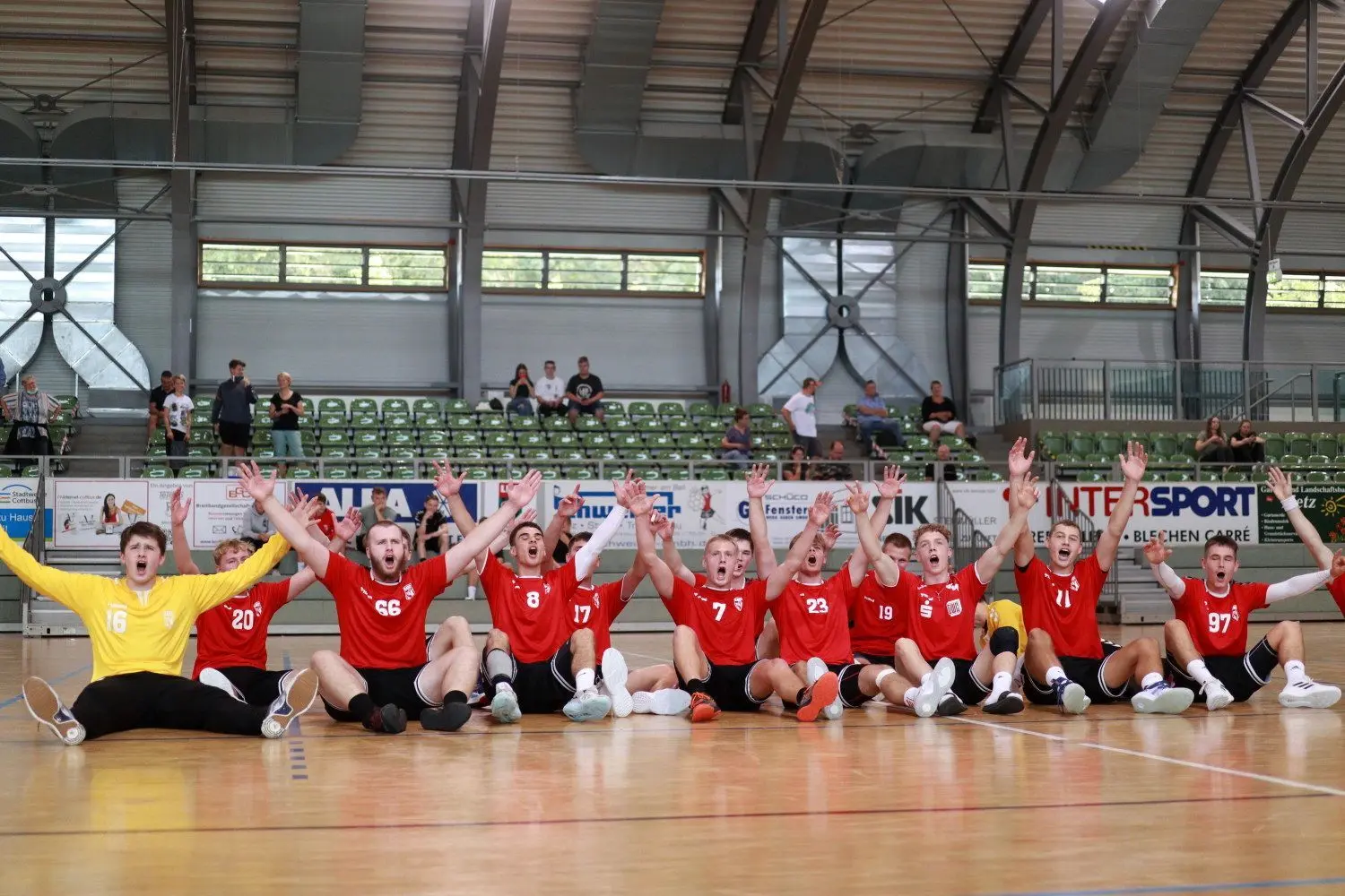 Die A-Junioren des LHC Cottbus feiern den Aufstieg in die Junioren-Bundesliga.