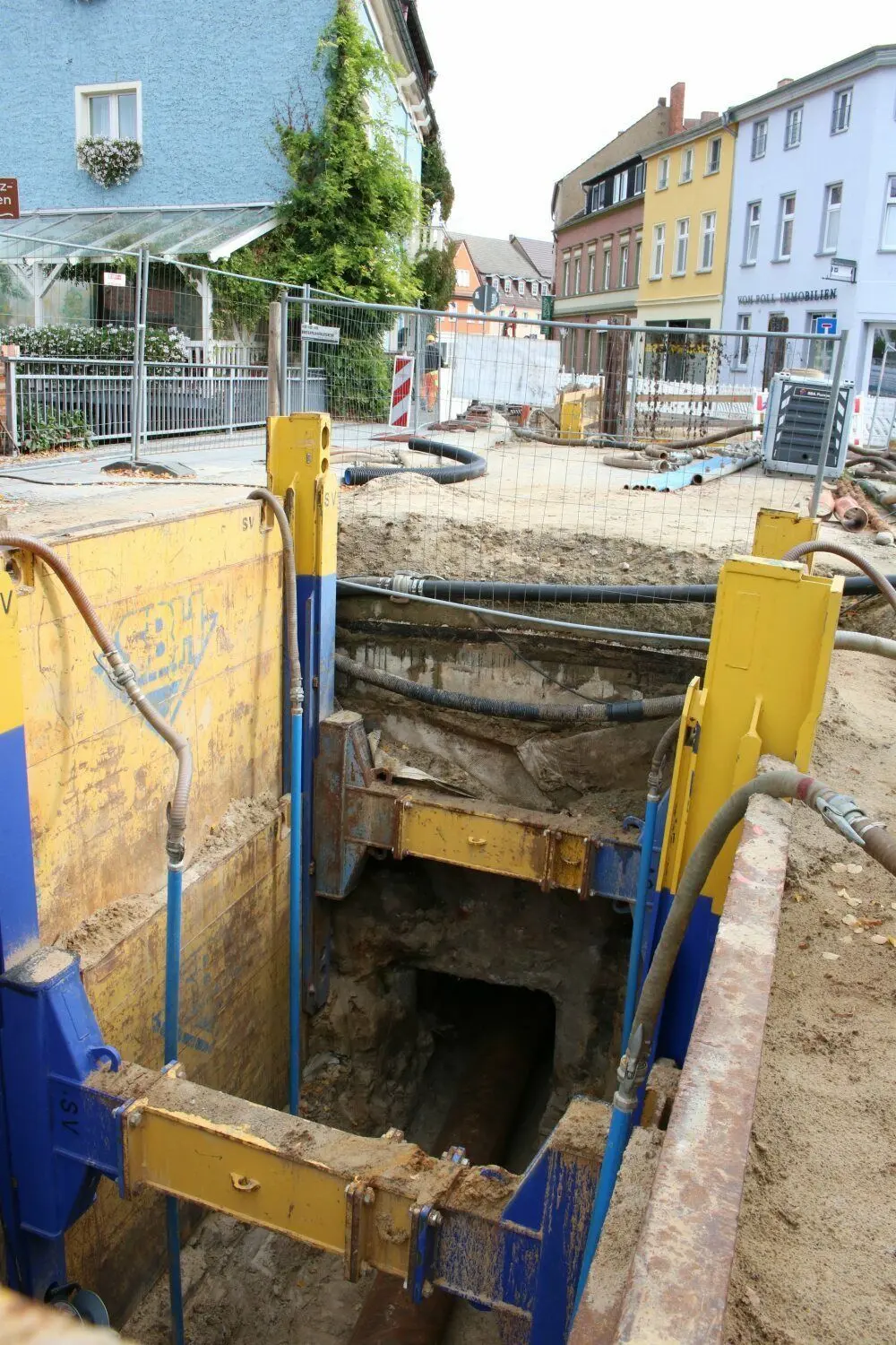 Zwischen vier und teilweise sieben Meter tief verläuft die Abwasserhauptdruckleitung unter den Straßen und Fließen Lübbens vom Pumpwerk Brauhausgasse bis zur Kläranlage.
