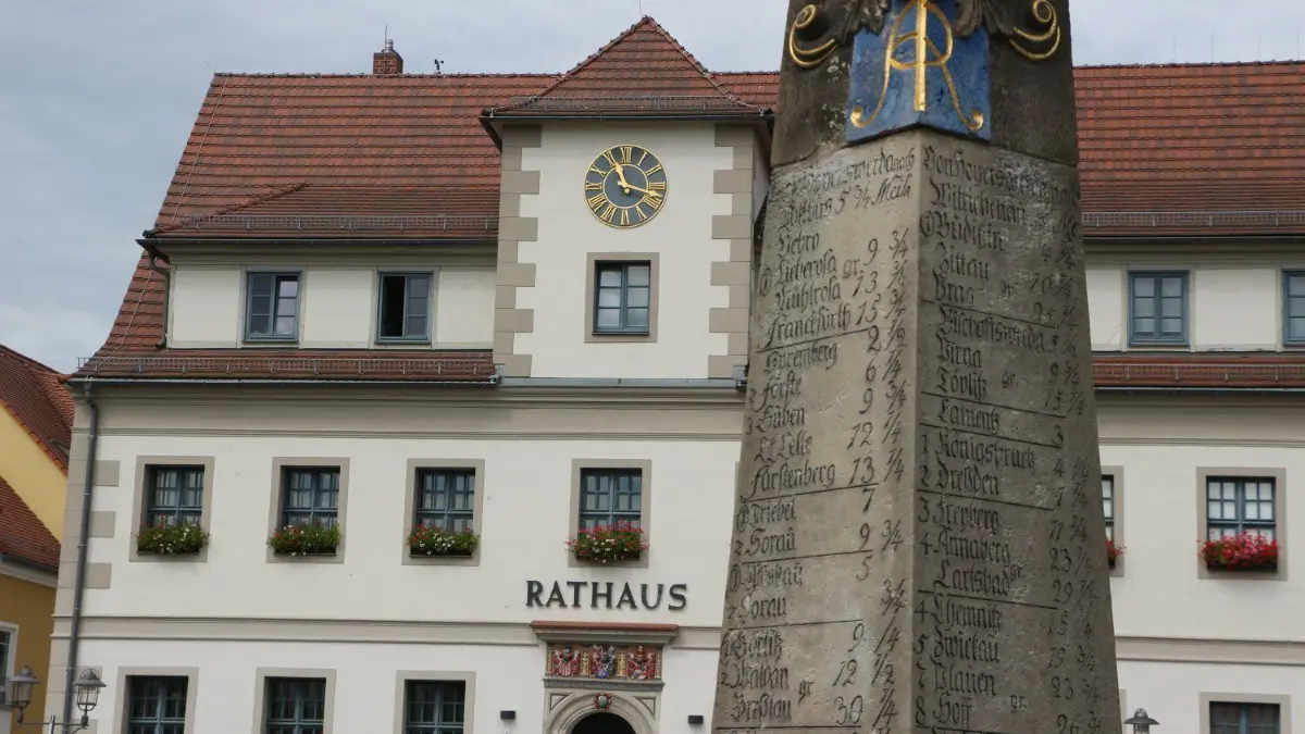 Stadtrat und Stadtverwaltung von Hoyerswerda haben einen Offenen Brief zur aktuellen Energienotlage an Bundes- und Landesregierung geschickt.
Bei der Wahl des neuen Oberbürgermeisters im September wird sich zeigen, wer künftig in Hoyerswerdas Zentrum der Macht zieht.