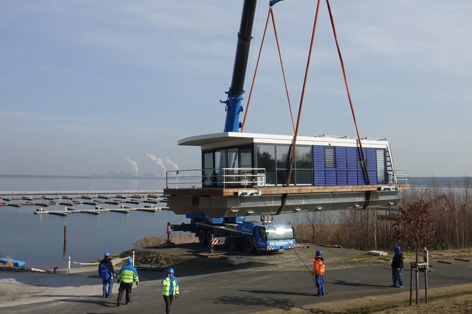 Das Haus schwebt auf den Bärwalder See.