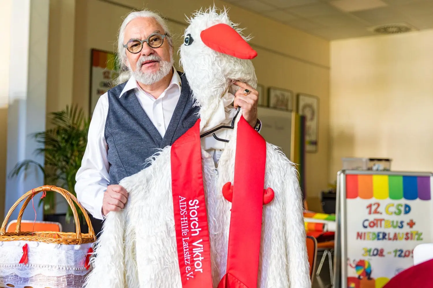 Uwe Helmholz mit seinem Kostüm Storch Viktor, das er seit einigen Jahren auf verschiedenen Veranstaltungen wie der Demonstration zum Christopher Street Day (CSD) trägt. Der Storch ist das Maskottchen der Aids-Hilfe Lausitz.