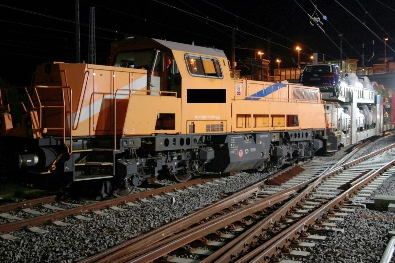 Im Bahnhof Falkenberg ist ein Zug entgleist. Das THW aus Dresden und Herzberg half dabei, die Lok wieder ins Gleis zu setzen.