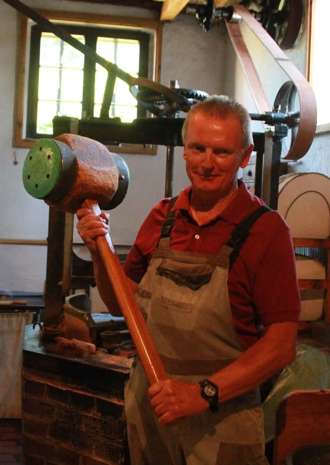 Ölmüller Torsten Schulz erklärt in der Holländerwindmühle Straupitz anschaulich und unterhaltsam, wie aus Leinsamen Öl wird - inklusive der charakteristischen Röstung und der folgenden Pressung. Den dicken Hammer für die Formen hat er selbstverständlich dabei.