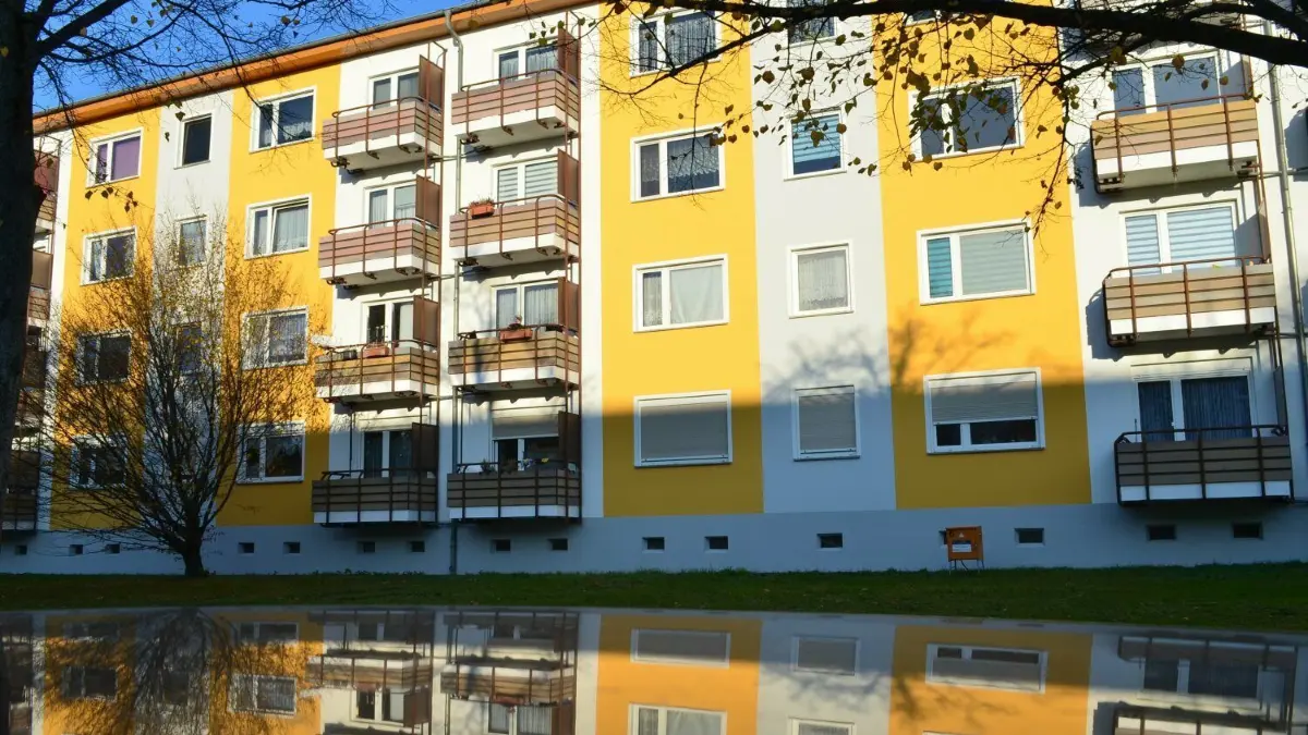 Der Wohnblock Bautzener Allee 69 bis 75 in Hoyerswerda ist jetzt für eine halbe Million Euro instandgesetzt worden.
Der Wohnblock Bautzener Allee 69 bis 75 in Hoyerswerda ist jetzt für eine halbe Million Euro instandgesetzt worden.