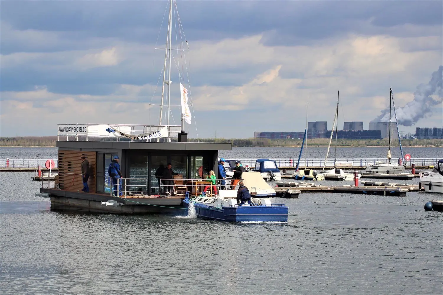 Das Musterhaus auf dem Bärwalder See hat ausgedient. Es wird nun in die Siedlung verbracht und dort genutzt.