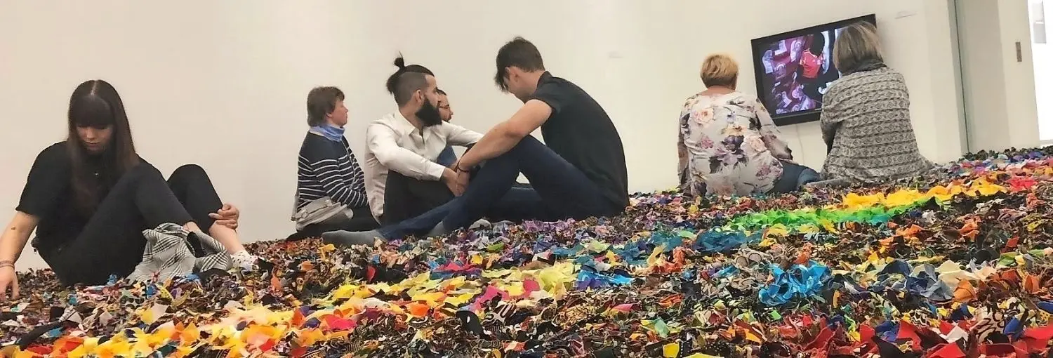 Farbkräftige Kunst zum Anfassen: Ausstellungsbesucher beschäftigen sich hautnah mit dem Stoff.⇥