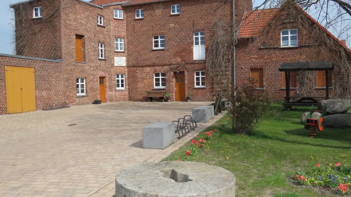 Was in Proschim passiert, ist vielen Einwohnern zu wenig. An der Alten Mühle, die Museum und Veranstaltungsort ist, wurde mit Fördermitteln der Hof gepflastert.
Brandenburg, Proschim Proschim: Proschim: Was in Proschim passiert. ist vielen Einwohnern zu wenig. An der Alten Mühle, die Museum und Veranstaltungsort ist, wurde mit Fördermitteln der Hof gepflastert.