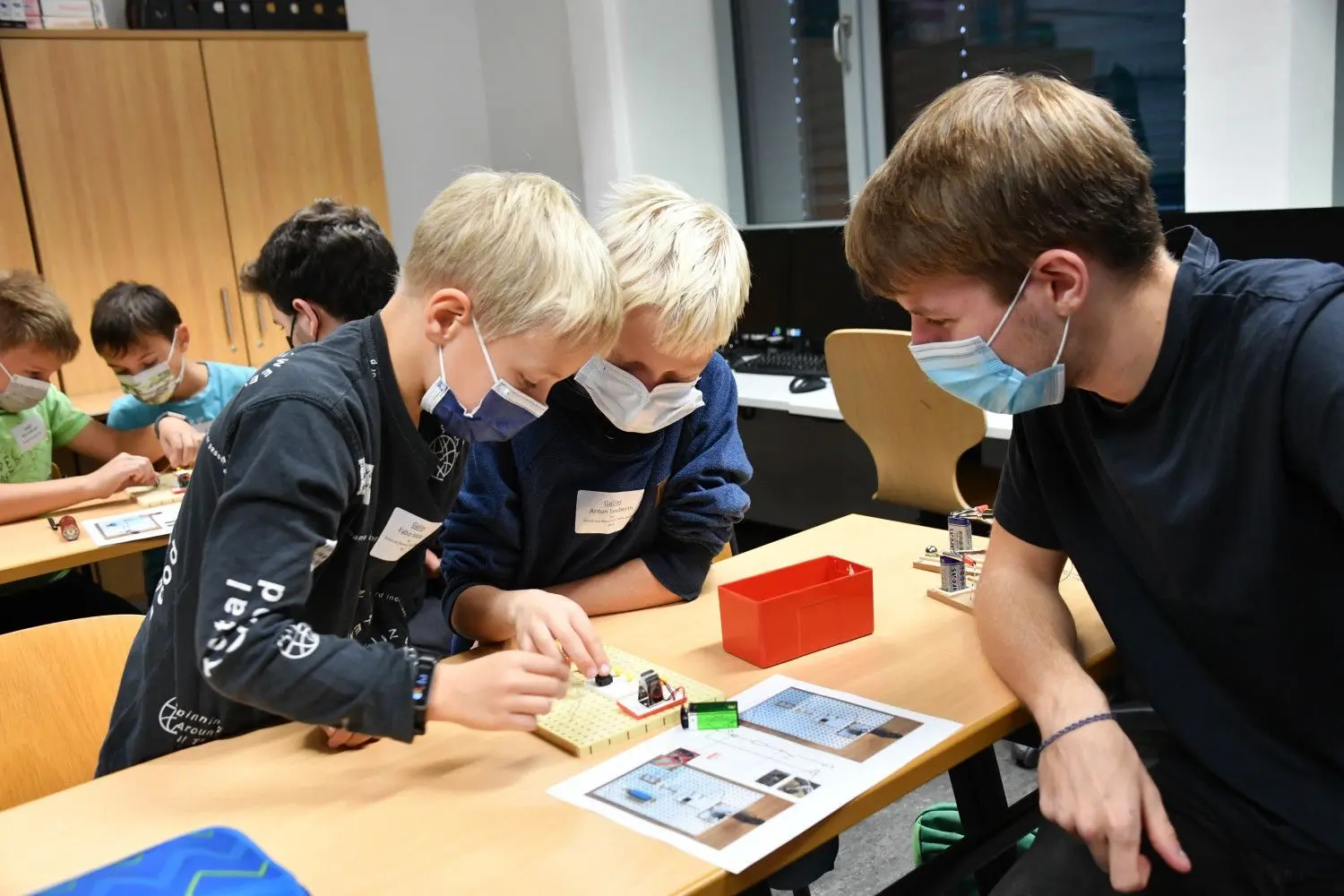 Mit dem Science-Day geht das Max-Steenbeck-Gymnasium in Cottbus auf Talentsuche. Im Fachbereich Technik basteln Mädchen und Jungen  ein Bremslicht für das Fahrrad. Richard Schmerl (r.) beobachtet, wie Fabio (l.) und Anton (M.) die elektronischen Bauelemente anordnen.