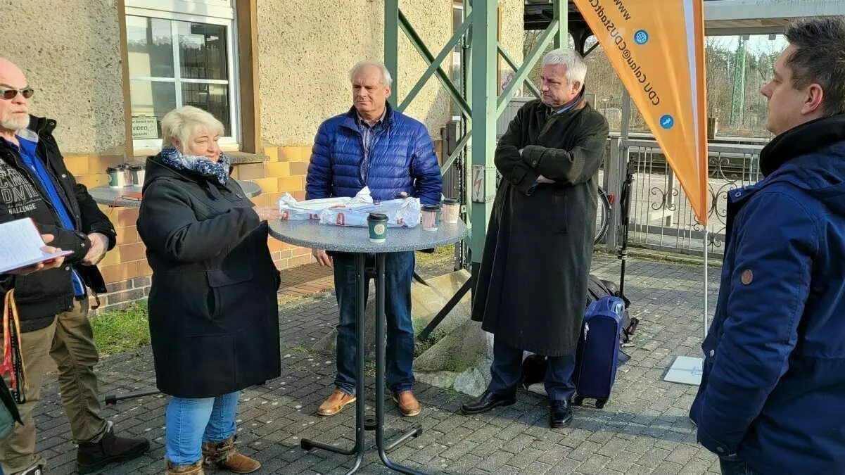Der Bundestagsabgeordnete Knut Abraham (2.v.r., CDU) stattete am 16. Februar dem Calauer Bahnhof einen Besuch ab und kam dabei unter anderem mit Knut Jende, dem Vorsitzenden der Calauer Stadtverordnetenversammlung (3.v.r., CDU), sowie der Behindertenbeauftragten Sylke Bärbock ins Gespräch.