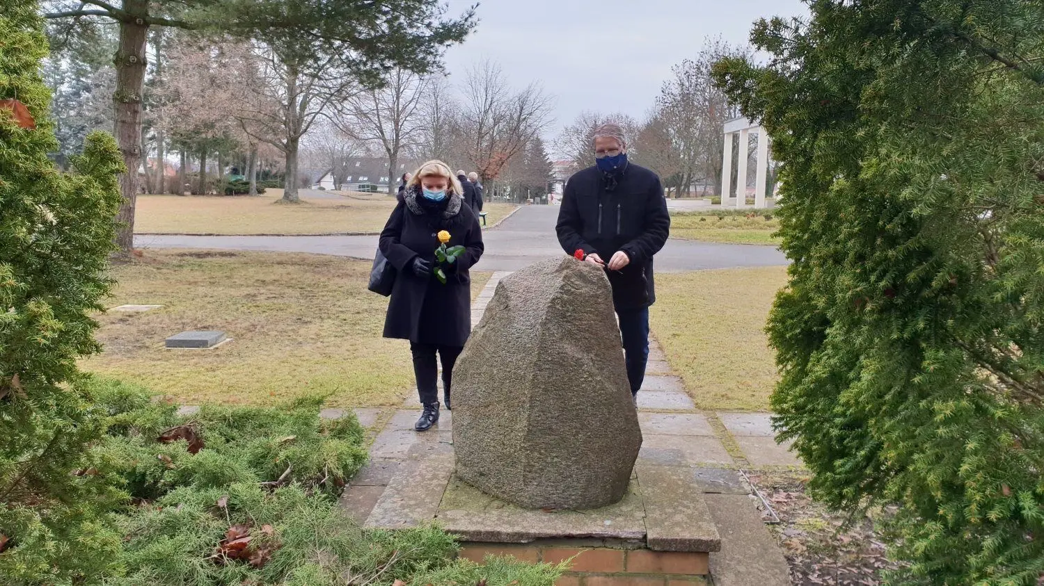 Auch CDU-Fraktionsvorsitzende Christina Balke und Fachbereichsleiter Sven Blümel haben am Gedenkstein für die Opfer von Faschismus und Gewaltherrschaft auf dem Friedhof im Lübbenauer Ortsteil Zerkwitz Blumen niedergelegt.