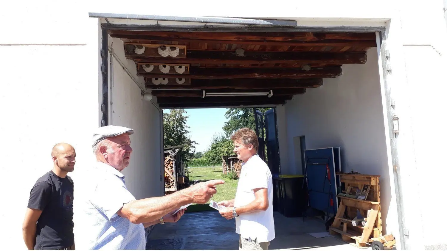 Christian Oswald aus Kroppe stellt seine selbst gebauten Nester für Mehlschwalben vor, in denen 2020 der Nachwuchs großgezogen wurde.
