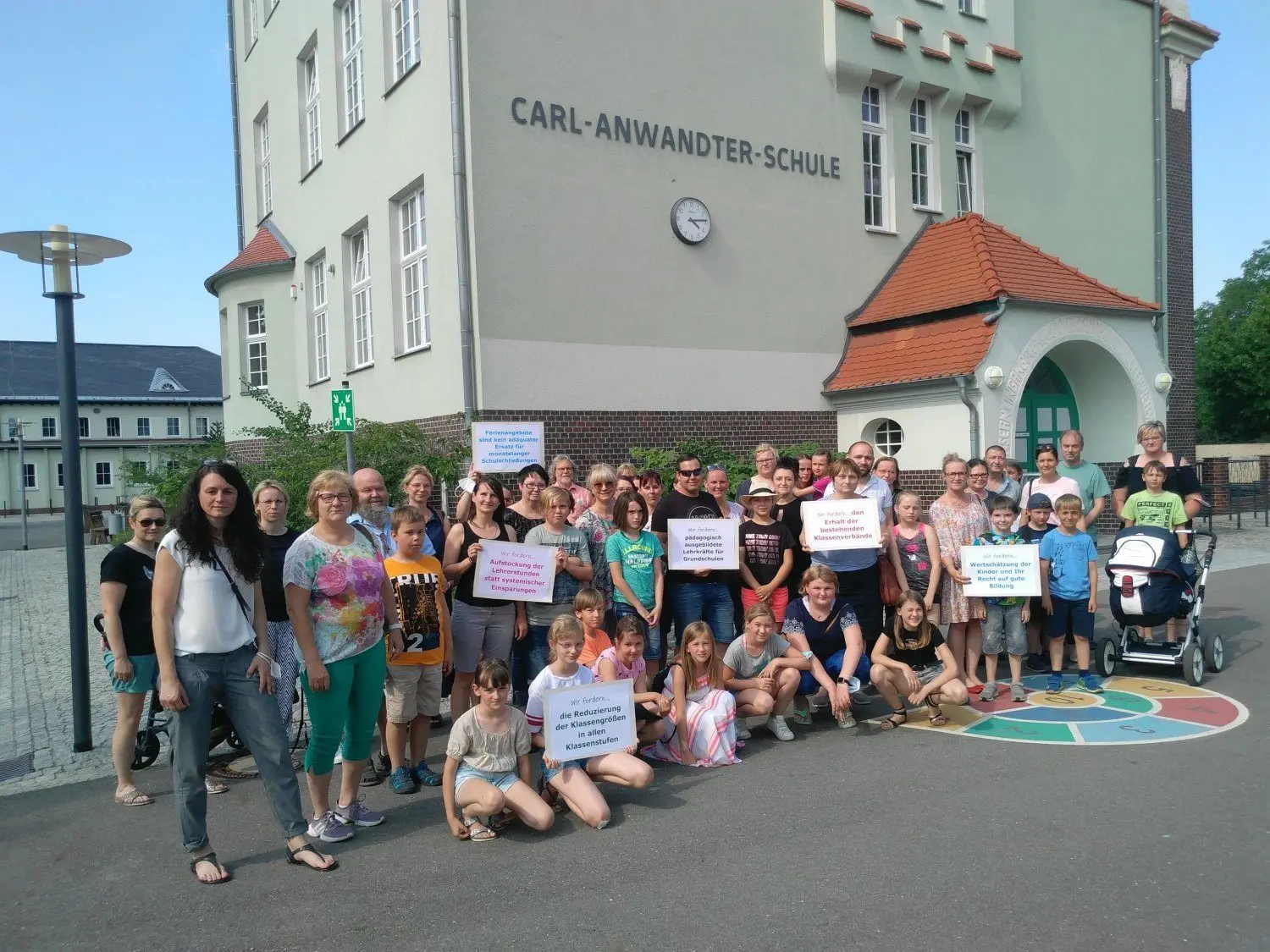 Vor der Carl-Anwandter Grundschule in Calau protestieren Schülerinnen und Schüler und ihre Eltern gegen Klassenzusammenlegungen.