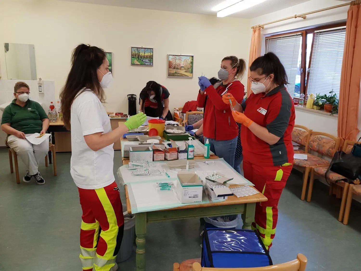 Impfzentrum im Vetschauer Altenpflegeheim. Die Helferinnen bereiten die Impfung vor und füllen die Laufzettel aus.
