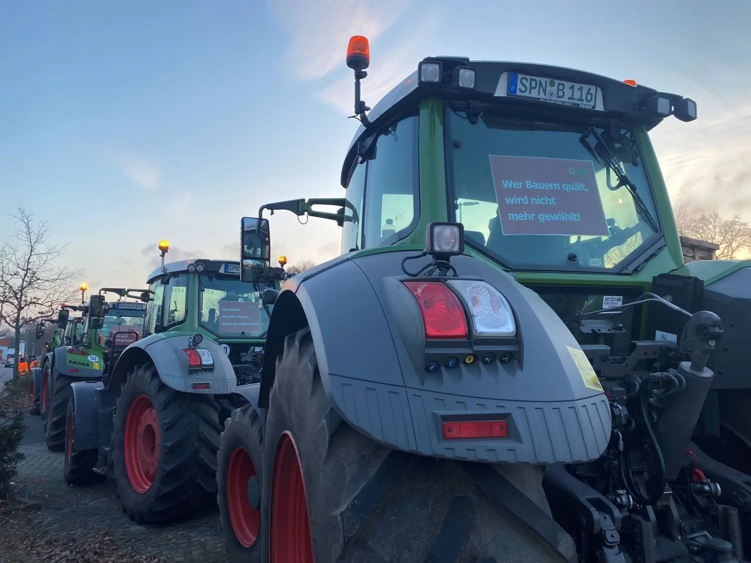 Tausende Bauern und 500 Traktoren und Landwirtschaftsmaschinen werden in Cottbus zur Schlepperdemonstration erwartet. Die Landwirte wollen vor dem neuen Bahnwerk den Bundeskanzler sprechen.