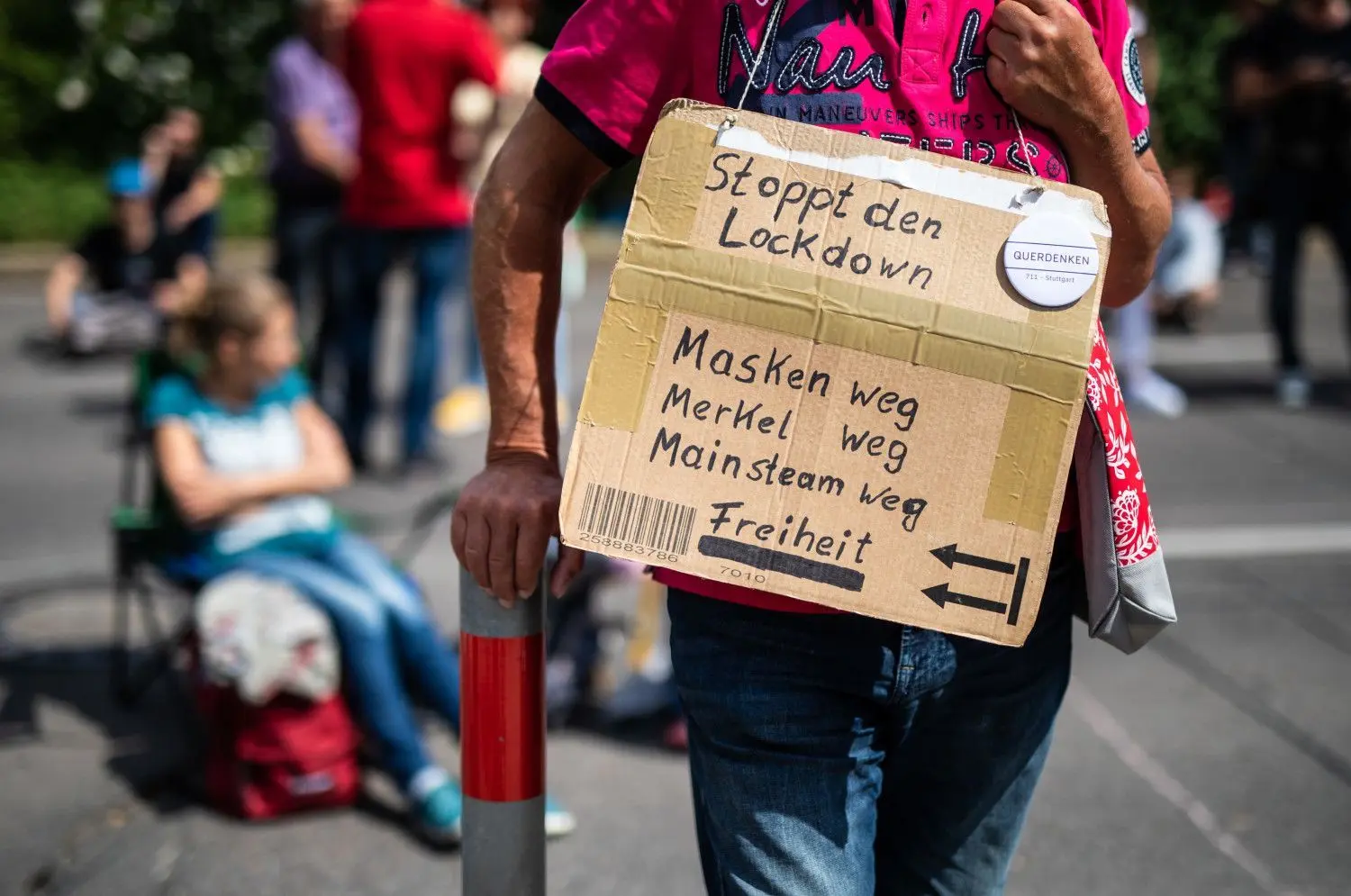 „Stoppt den Lockdown - Masken weg, Merkel weg, Mainstream weg - Freiheit“ steht auf dem Schild eines Teilnehmers einer Demonstration der Initiative „Querdenken 711“.