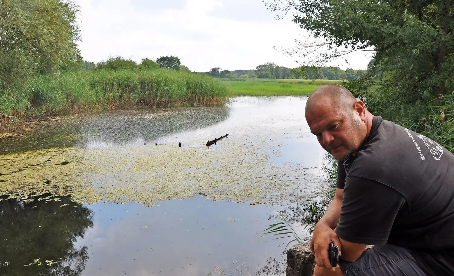 Teichwirt Uwe Keil: „Das war einmal der große Teich, Kleine Mühle Fischwasser. Übriggeblieben ist eine flache Wasserpfütze.“ ⇥