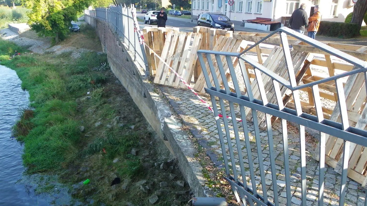Die abgesicherte Unfallstelle auf der Grenzbrücke Gubin am Freitagmorgen.