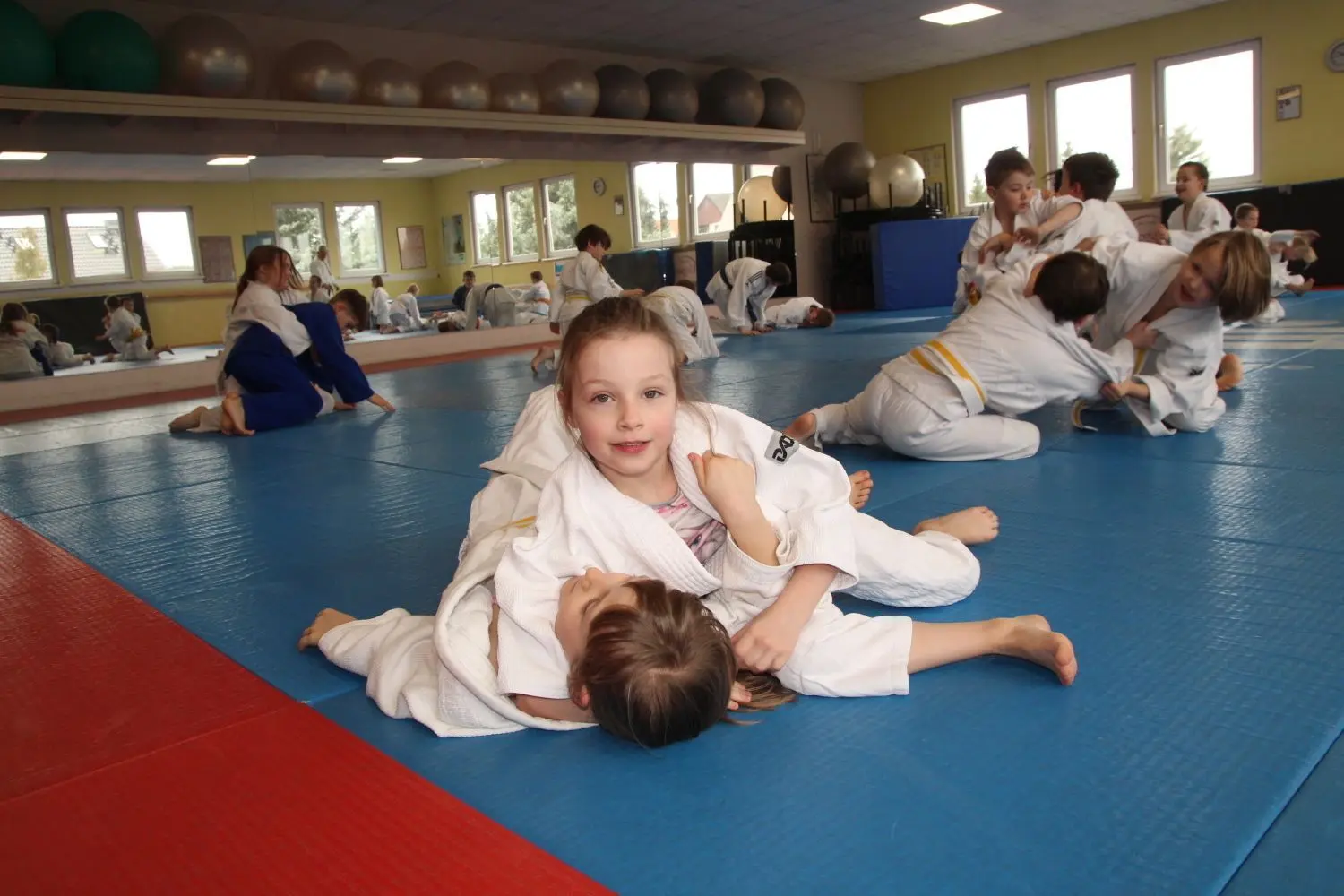 „Kesa-Gatame“ gilt jetzt für Lilly. Das heißt, dass sie Frieda gut festhalten muss. Die beiden Sechsjährigen werden am Wochenende zu den jüngsten Teilnehmern des Kirschblüten-Cups gehören.