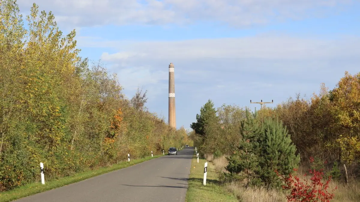 Die Betriebsstraße der LMBV von Senftenberg nach Großräschen wird von vielen Autofahrern gern genutzt. Erlaubt ist es nicht.
Die Betriebsstraße der LMBV von Senftenberg nach Großräschen wird von vielen Einheimischen gern genutzt. Erlaubt ist es nicht.