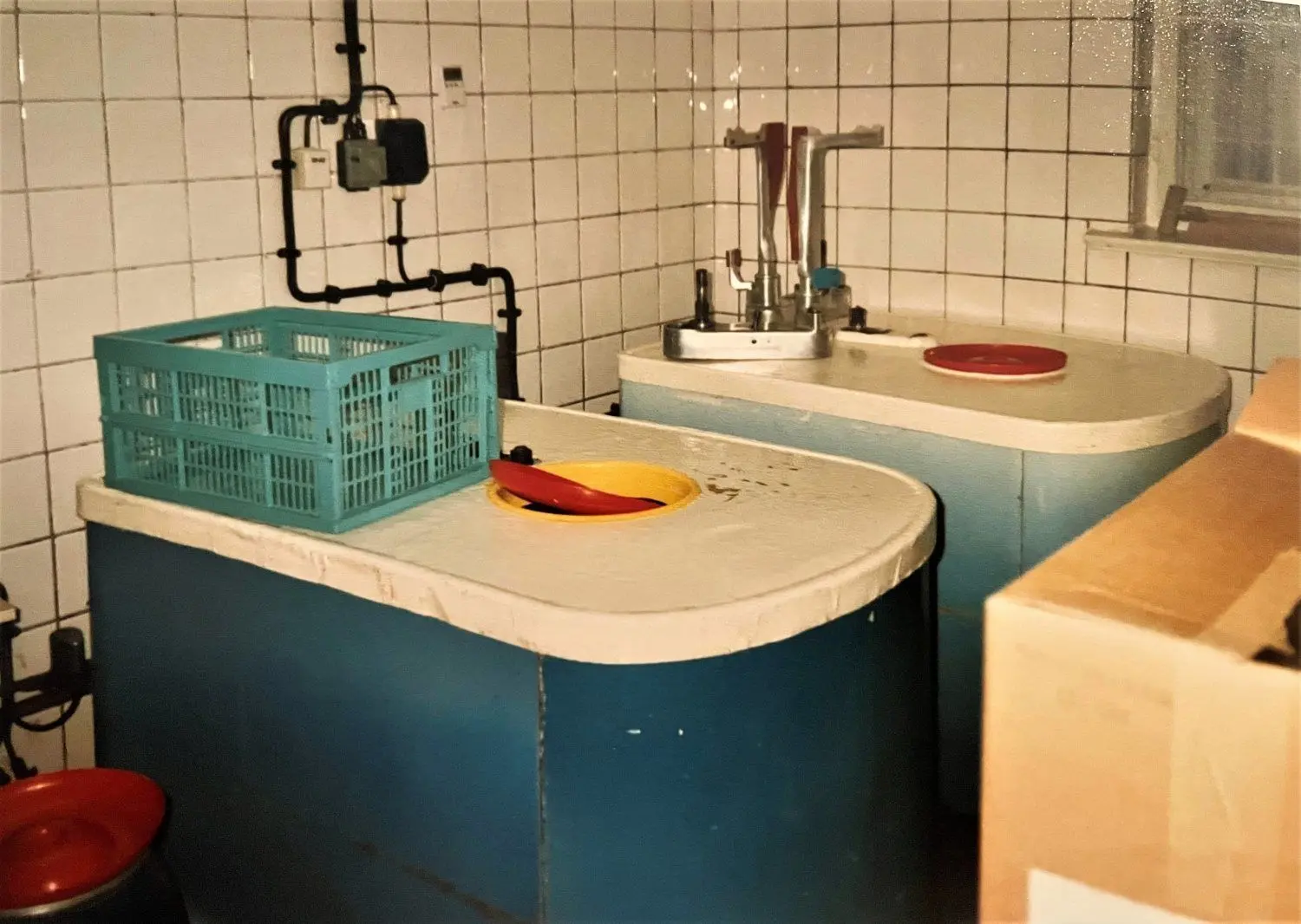 Diese übergroßen Eismaschinen aus den 1960er-jahren haben dafür gesorgt, dass immer wieder neues Eis produziert werden konnte. Die Eisbehälter befanden sich unter den roten Deckeln.