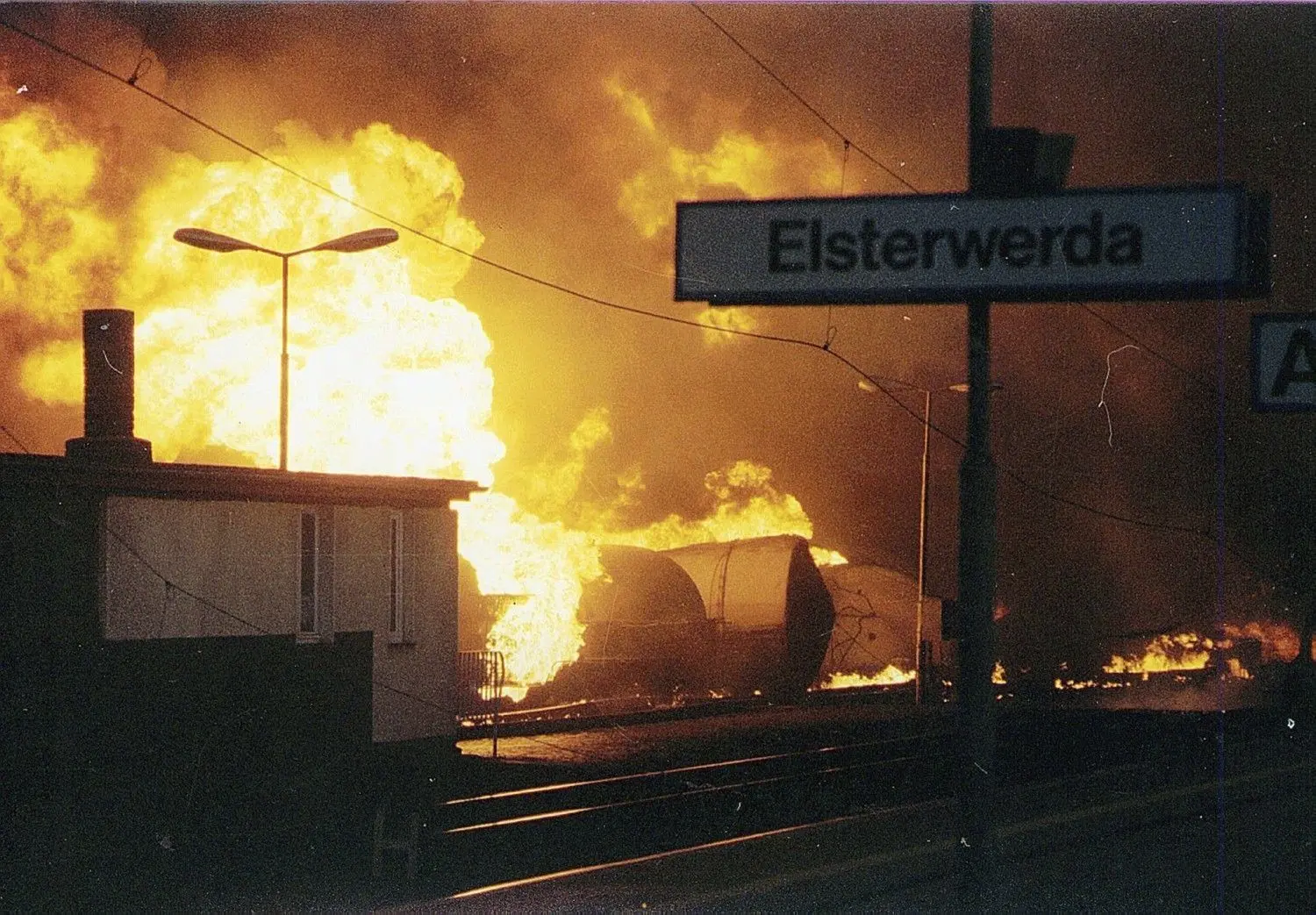 Nach dem schrecklichen Zugunglück mit der Explosion von Benzinkesselwagen auf dem Bahnhof in Elsterwerda am 20. November 1997 waren vieler Feuerwehren alarmiert worden, auch die Hohenleipischer.