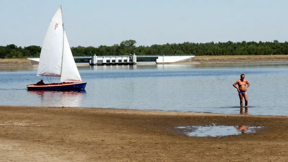 Auch am Stausee der Talsperre Spremberg hat die Badesaison begonnen. Wird die Blaualge Mensch und Tier jetzt schon im Juni gefährlich?
Talsperre Spremberg, Blick auf die Staumauer. (Hitze, Wassermangel, Spree, Wasserstand) Extrem niedrig ist der Wasserstand des Spremberger Stausees oft erst im Spätsommer. Im vergangenen Jahr mussten im Juli von den Stauseen in die Spree so viele Wassermengen geleitet werden, wie in keinem Sommer zuvor. Foto: Mario Behnke Extrem niedrig ist der Wasserstand des Spremberger Stausees oft erst im Spätsommer. Im vergangenen Jahr mussten im Juli von den Stauseen in die Spree so viele Wassermengen geleitet werden, wie in keinem Sommer zuvor. Archivfoto: Mario Behnke