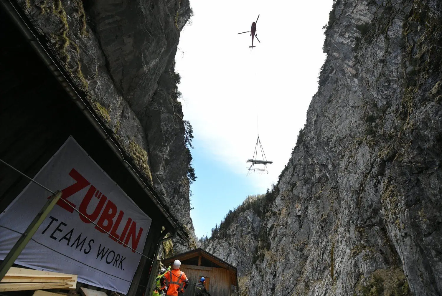 Am Helikopter schweben Mitte April die Stahlteile für die neue Brücke in der Höllentalklamm ein.