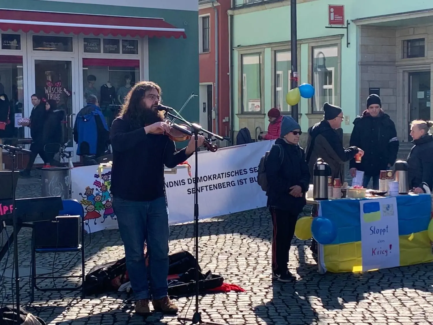 Der Musiker Paul Geigerzähler ist bei der Veranstaltung des Bündnisses demokratisches Senftenberg auf dem Marktplatz aufgetreten.