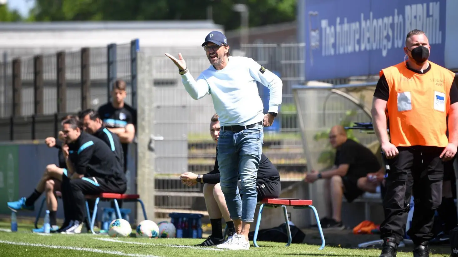 Trainer Claus-Dieter Wollitz muss mit Energie Cottbus auch gegen Hertha BSC II wieder ein spätes Gegentor hinnehmen.
