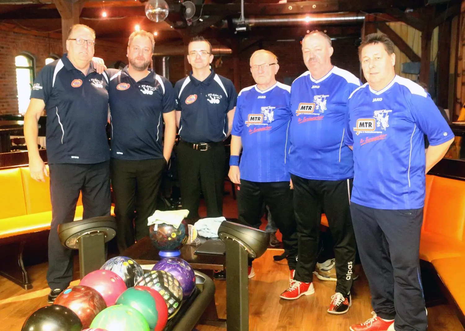 Schwungvoll kegelt die amtierende Bowling-Landesmeisterin Doris Gaßmann gegen Kegelprofi Wolfgang Schmidt vom ESV Lok Guben.