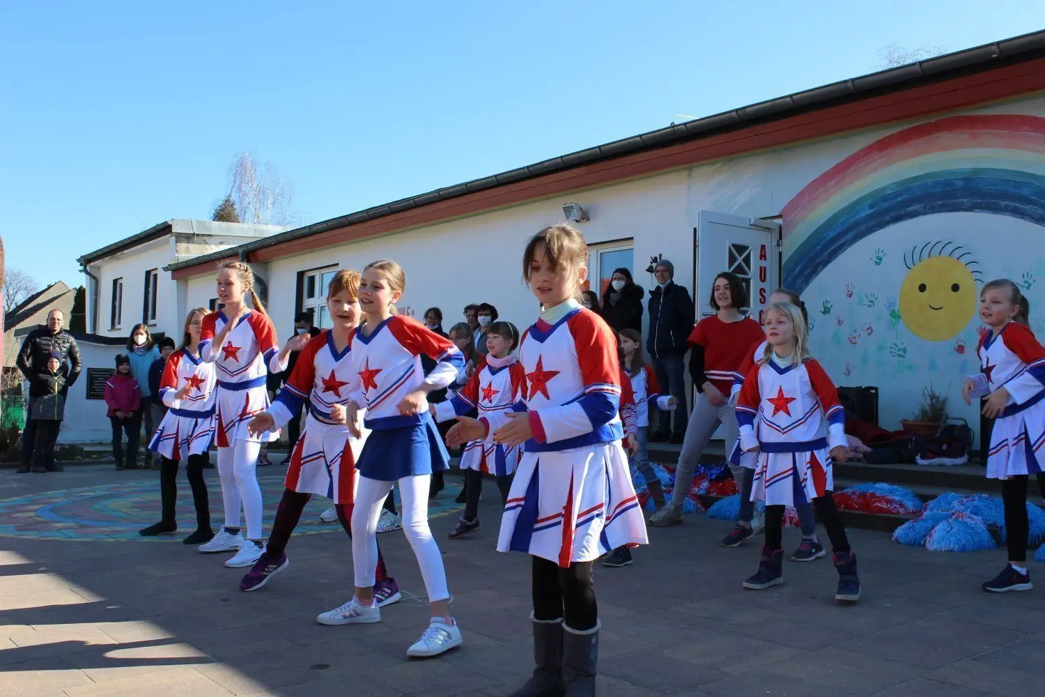 Die Tanzgruppe erfreut die an der Schraden-Grundschule Großthiemig interessierten Eltern und deren Kinder.