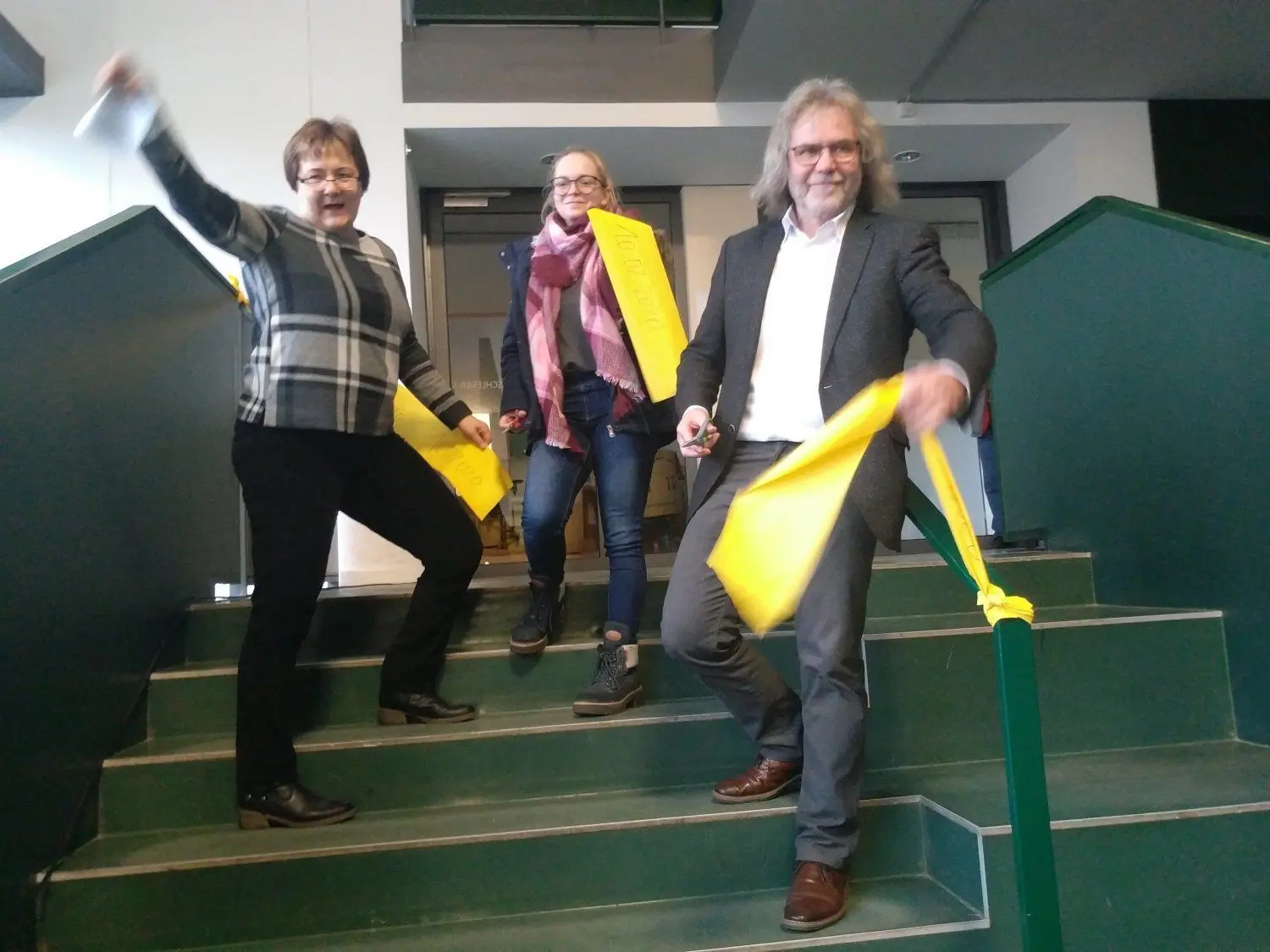 Pünktlich zu Beginn des zweiten Schulhalbjahres gibt es Grund zum Feiern an der Calauer Grund- und Oberschule. Die Sanierung des Hauses I ist abgeschlossen. Schulleiterin Christiane Zeiger (l.), Schulsprecherin Katharina Franke (M.) und Bürgermeister Werner Suchner schnitten symbolisch das Band zur Freigabe durch.