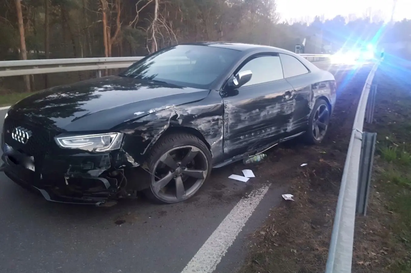 Der Fahrer dieses schwarzen Audi S5 Coupes landete bei der Flucht vor der Bundespolizei an der A15-Abfahrt Cottbus-Süd.