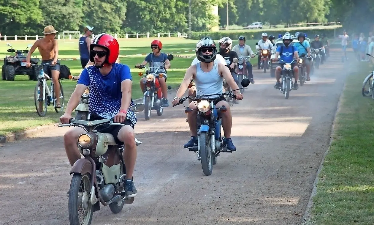 Der Oldtimer-Zweirad-Korso zum Parkfest: Die Teilnehmer starten zu einer Ausfahrt und drehen gern eine Stadionrunde mit ihren Mopeds und Motorrädern. Die Gefährte werden topp gepflegt. Sie sind eine Augenweide.