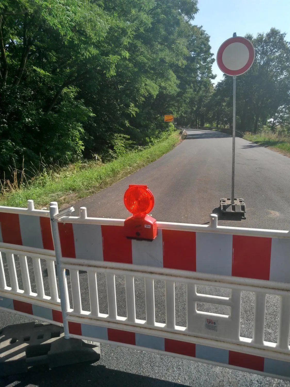 Grund des Anwohnerfrustes sind die Sperrungen der Landesstraße 54 zwischen Calau und Vetschau. Dort werden vom Landesbetrieb Straßenwesen Brandenburg Asphaltarbeiten (derzeit zwischen Saßleben an der Milchviehanlage und Koßwig) durchgeführt. Einige Verkehrsteilnehmer, die von Calau nach Vetschau und umgekehrt fahren, nutzen nun inoffizielle Umleitungsstrecken und Abkürzungen wie über den Bolschwitzer Weg.
