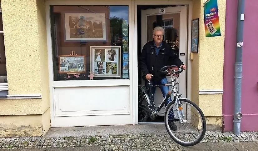 Herbert Wünsches Wohnhaus ist zu einem Inselgrundstück geworden: Mit dem Fahrrad kommt er nur noch durch sein Fotoatelier dort hin.