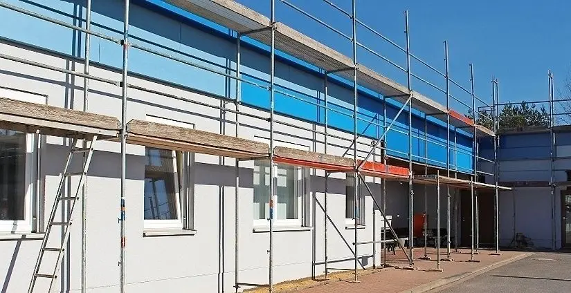 Von Außen erstrahlen die Werkstätten der Lebenshilfe im Industriegebiet-Ost in Weißwasser in neuem Glanz. 2019 soll der Hinterhof erneuert werden.
