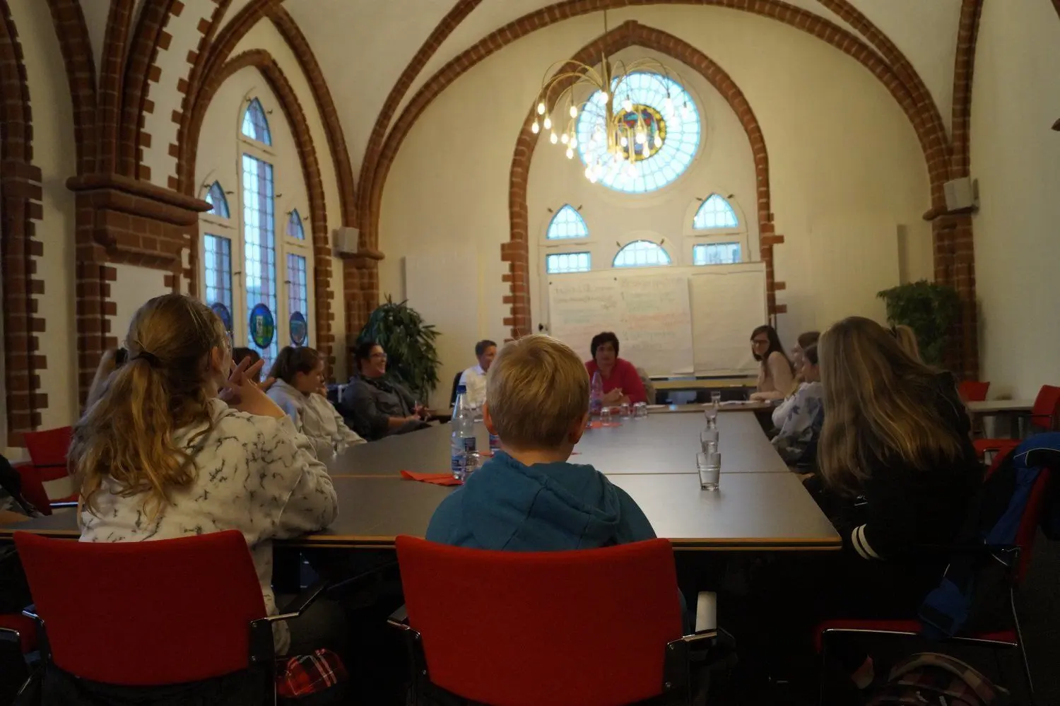 In Golßen hat Bürgermeisterin Daniela Maurer (hinten Mitte) gemeinsam mit Kinder und Jugendlichen über deren künftige Beteiligung in der Stadt diskutiert.