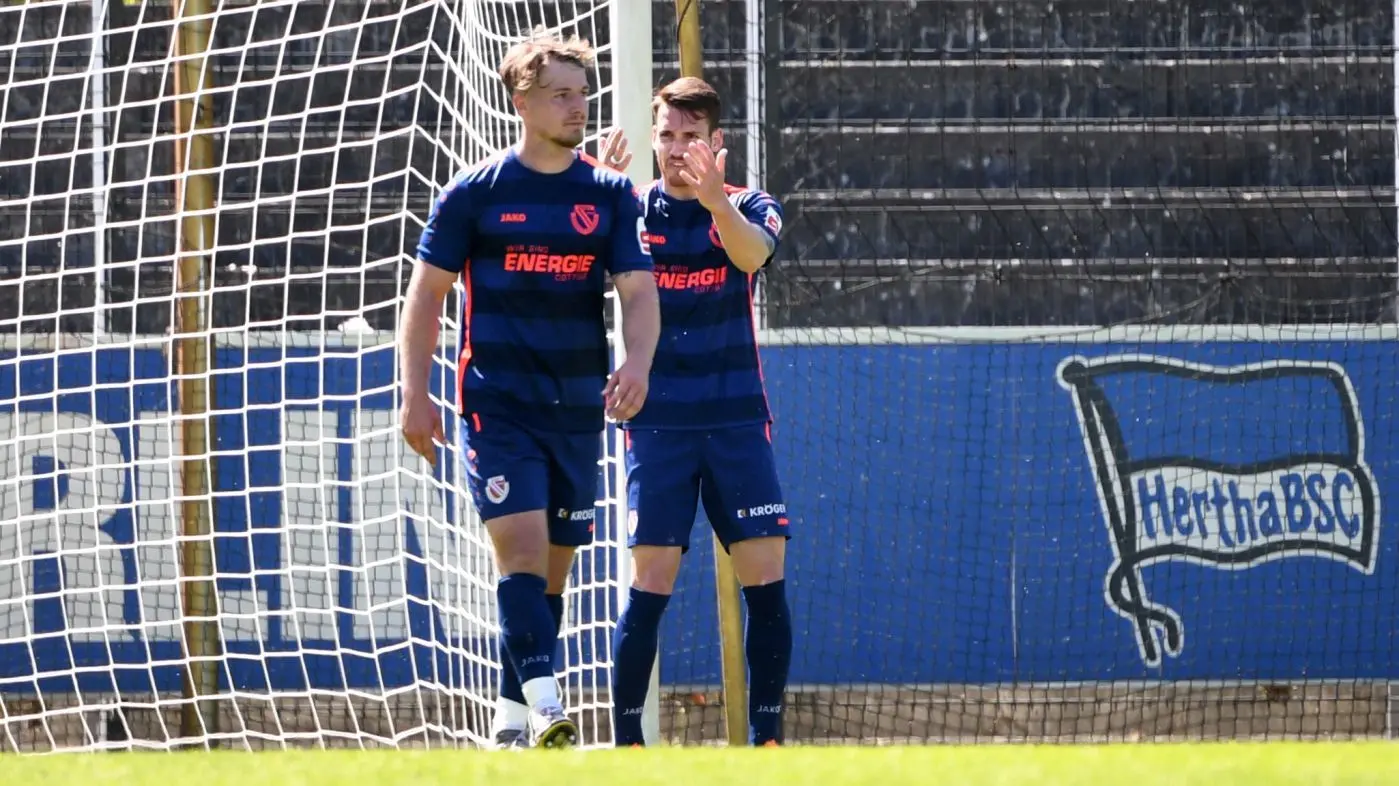 Enttäuschung bei Energie Cottbus: Jonas Hofmann (l.) und Jonas Hildebrandt ärgern sich über den späten Gegentreffer gegen Hertha BSC II.