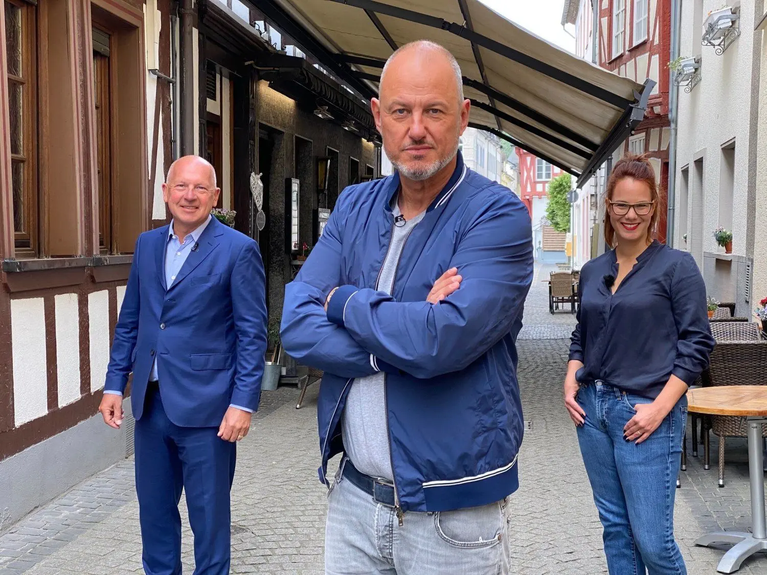 Frank Rosin (Mitte) ist TV-Koch und hält zwei Michelin-Sterne.
