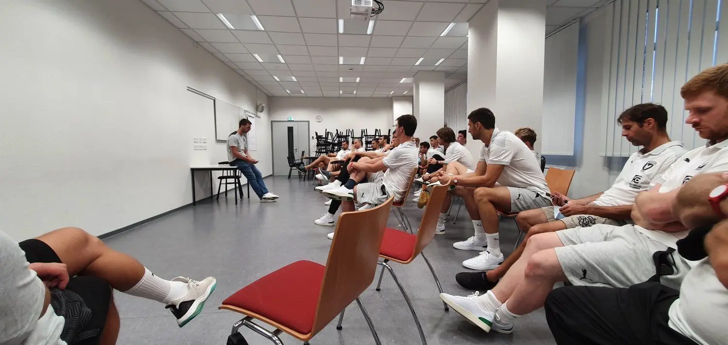 Teambesprechung im Spreeweltenhotel mit dem neuen Chefcoach Jaron Siewert. Der 26-Jährige ist der jüngste Trainer der Handballbundesliga.