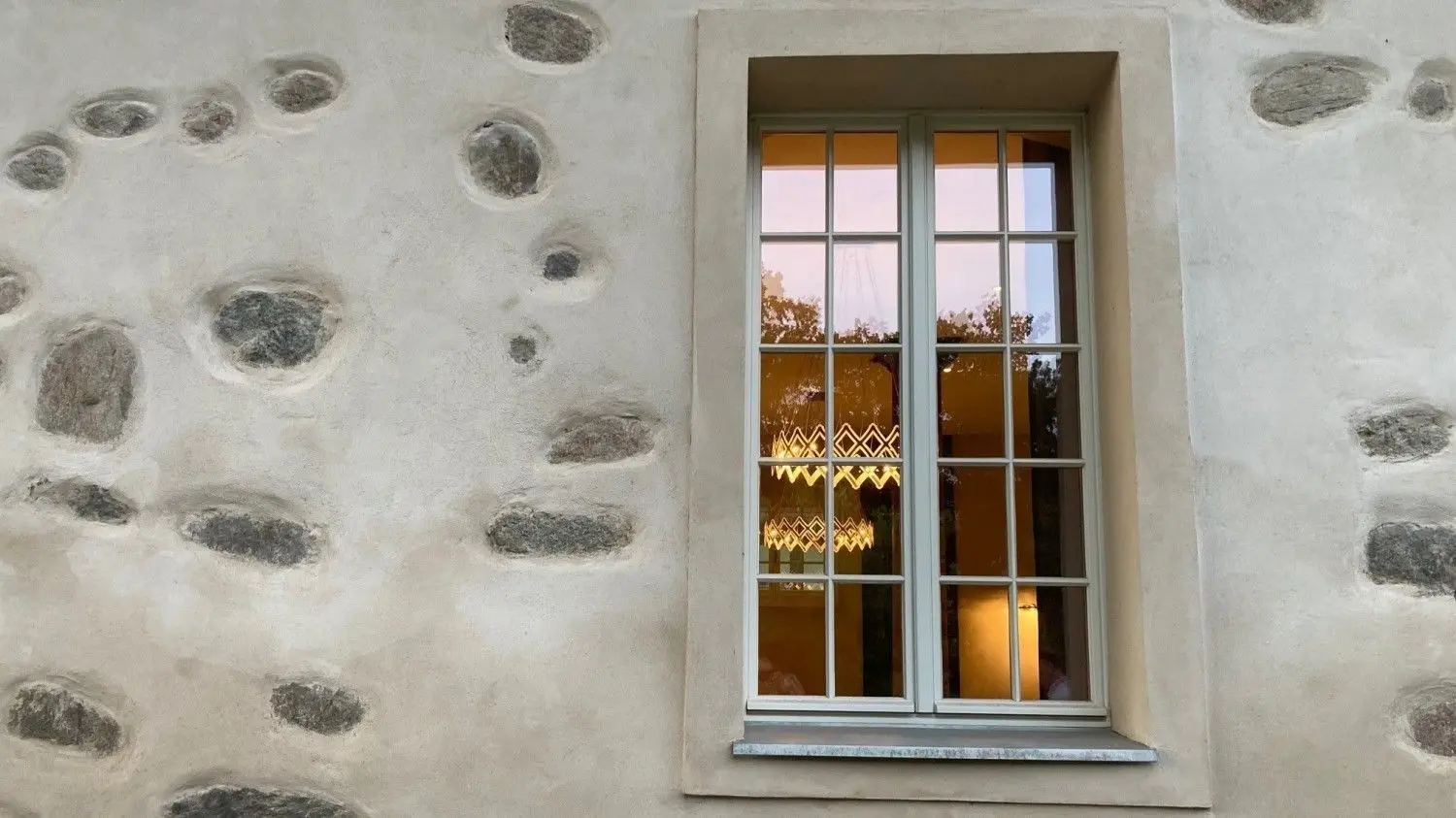 Ein Blick durch ein Fenster des Restaurants Alte Kirche in Groß Beuchow.