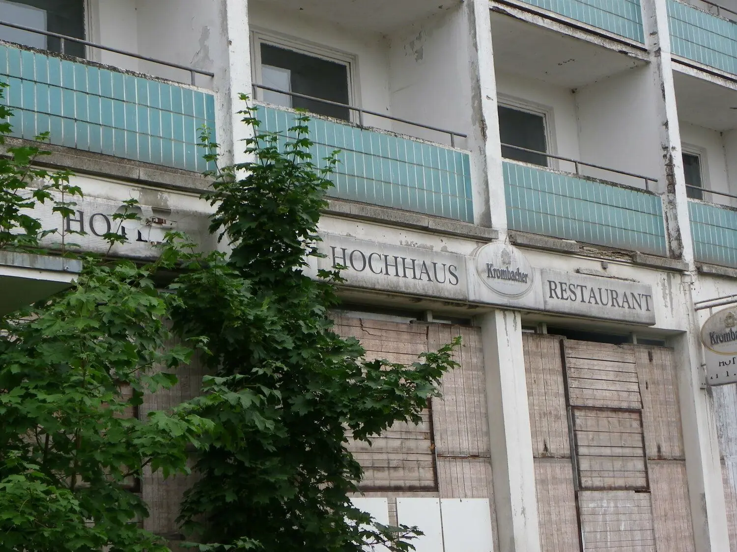 Ganz aktuell präsentiert sich das einstige Hotel „Panorama“ in einem verwahrlosten, maroden Zustand.