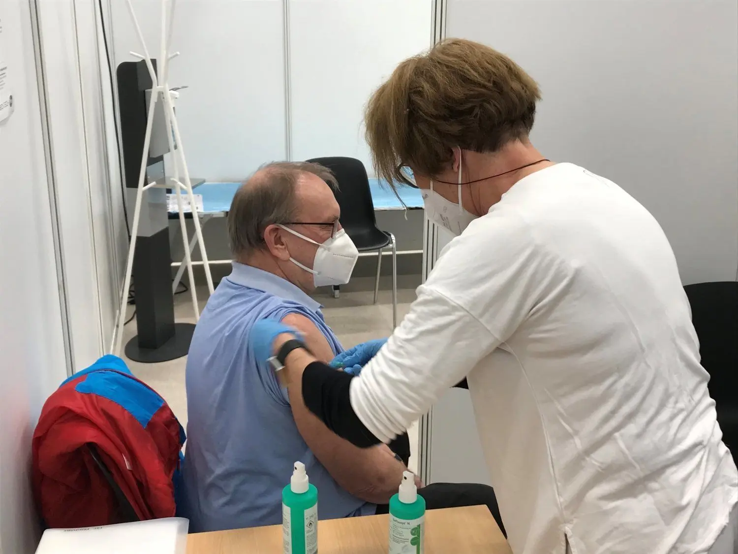 Der ehemalige Elbe-Elster-Landrat Klaus Richter (SPD) hat sich am Montag im Impfzentrum Elsterwerda mit Astrazeneca impfen lassen.