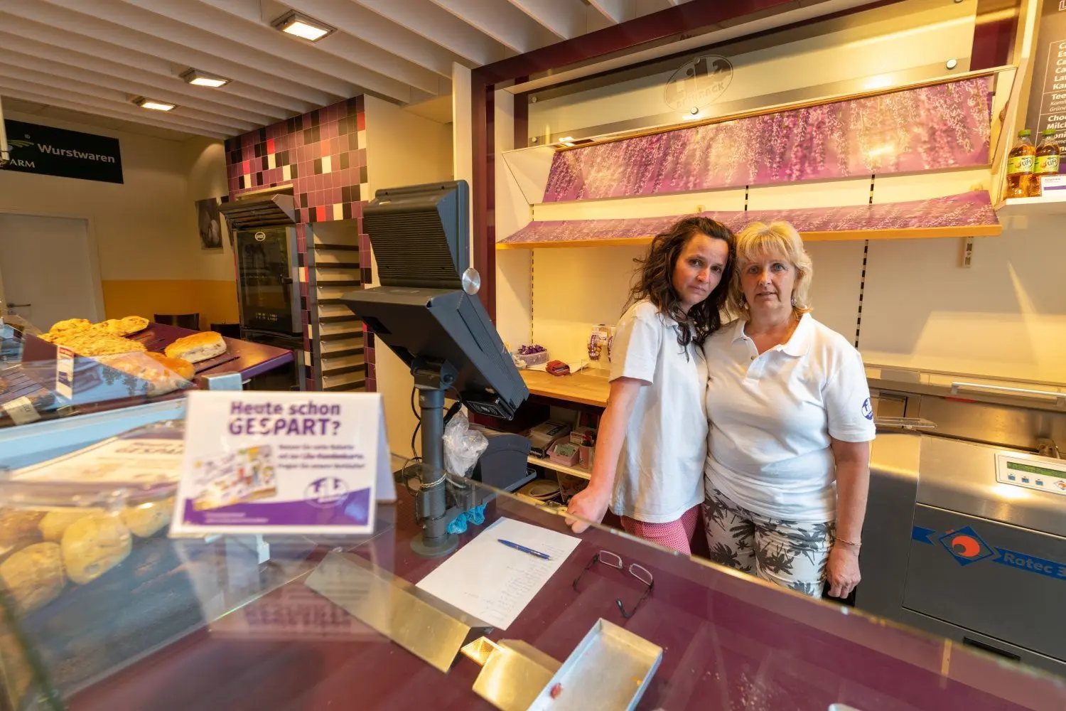 Die Lila-Bäcker-Mitarbeiterinnen Anja R. (links) und Monika E. haben am Donnerstag von der Schließung ihrer Filiale (Gallinchener Hauptstraße 4) in Cottbus erfahren.