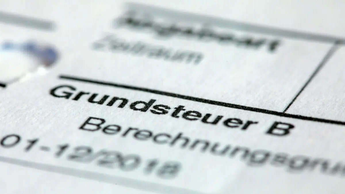 Für 1,8 Millionen Grundstücke sollen in Brandenburg bis zum 31. Oktober Grundsteuerwerterklärungen abgegeben werden.
ARCHIV - 30.01.2019, Schwerin: ILLUSTRATION - Ein Abgabenbescheid für die Entrichtung der Grundsteuer liegt auf einem Schreibtisch. (zu dpa: «FDP-Fraktion: Günther soll Grundsteuer zur Chefsache machen») Foto: Jens Büttner/dpa-zentralbild/dpa +++ dpa-Bildfunk +++