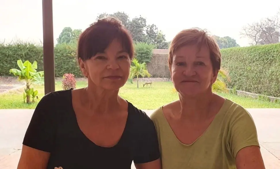 Marina Müller (links) und Gisela Meister posieren für ein gemeinsames Foto.