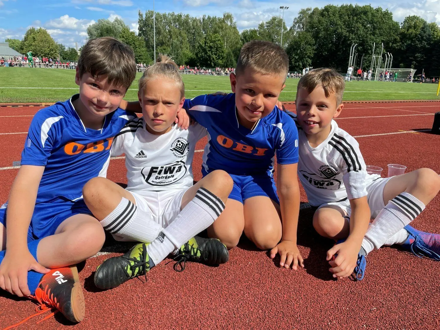 Große Energie-Fans bei einem großen Tag in Finsterwalde: John (v. l.), Laurent, Friedrich und Tayler.