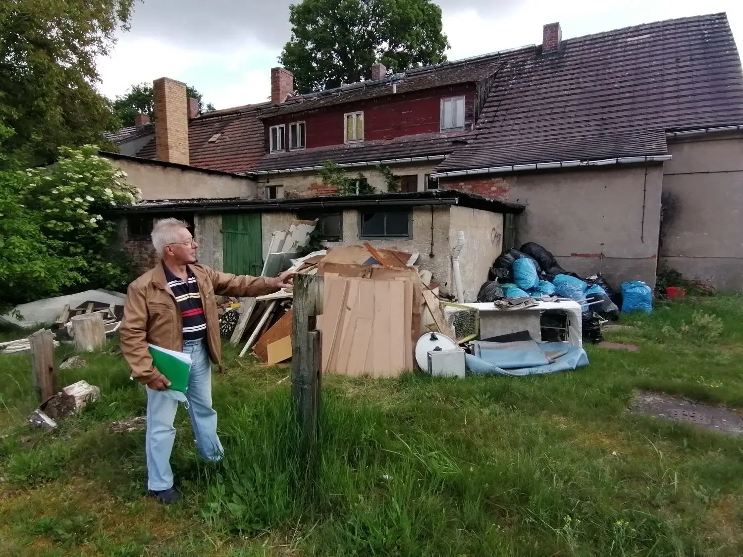 Domsdorfs Ortsvorsteher Peter Kroll kennt die unrühmliche Nachwendegeschichte der Siedlung Alwine in- und auswendig. Hier der Versuch des Eigentümers, ein Wohngebäude zu beräumen. Der Müllberg ist inzwischen weiter angewachsen.